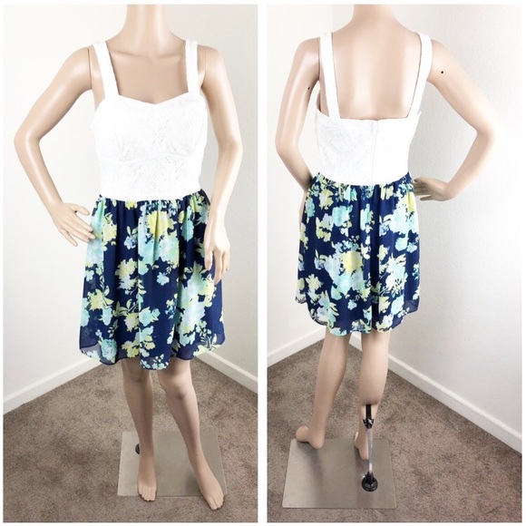 Iz Byer Dresses & Skirts - Iz Byer white lace navy floral dress